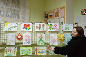 7 марта Международному женскому дню и подготовили выставку рисунков 